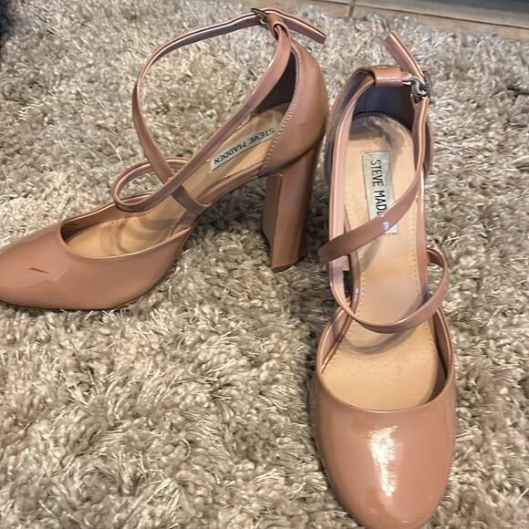 Steve Madden Vegas Pump. Perfect for upcoming holiday functions. Sz 8 - Picture 4 of 6